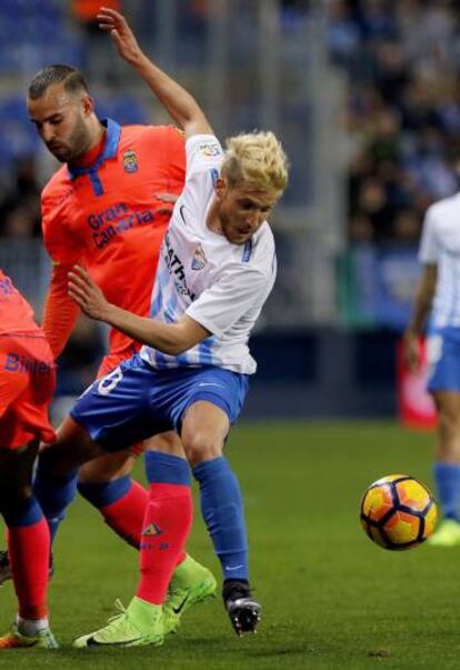 El malaguista Keko elude a Jesé durante el partido contra Las Palmas.