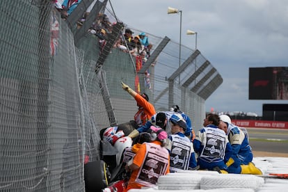 "Tras un accidente al comienzo del Gran Premio de Gran Bretaña, Guanyu Zhou está consciente y ahora se encuentra en el centro médico del circuito para someterse a una evaluación", informó su equipo minutos después de que ondease la bandera roja en Silverstone.