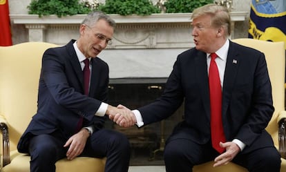 Stoltenberg (izquierda) con Trump en la Casa Blanca.