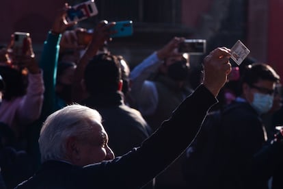 "La democracia debe ser una forma de vida, un hábito de las y los mexicanos para que nadie se sienta absoluto. El pueblo es el que manda", declaró el presidente de México, Andrés Manuel López Obrador, tras emitir su voto.