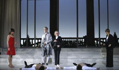 La dirección de escena de la ópera "Così fan tutte" es obra del cineasta austríaco Michael Haneke que ha recibido estos días en Madrid la medalla de oro del Círculo de Bellas Artes
