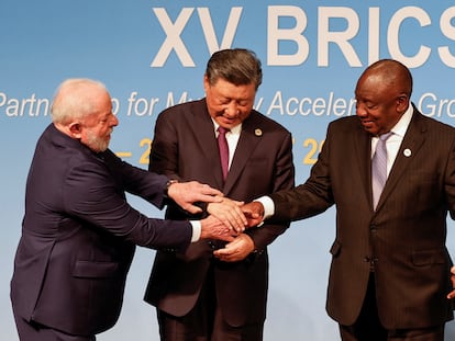 De izquierda a derecha: los presidentes de Brasil, Luiz Inacio Lula da Silva, China, Xi Jinping, y Sudáfrica, Cyril Ramaphosa, este miércoles en la cumbre de los países BRICS celebrada en Johannesburgo.