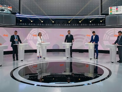 De izquierda a derecha, Aina Vidal (Sumar), Patxi López (PSOE), Cuca Gamarra (PP), Iván Espinosa de los Monteros (Vox), Gabriel Rufián (ERC), Aitor Esteban (PNV) y Oskar Matute (EH Bildu), en sus atriles minutos antes de empezar el debate.