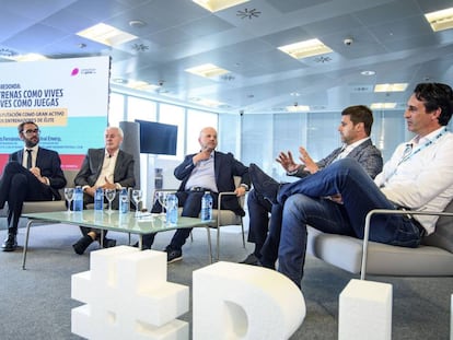 Luis Fern&aacute;ndez, Emery y Pochettino durante el &#039;I Bilbao International Football Summit&#039;.