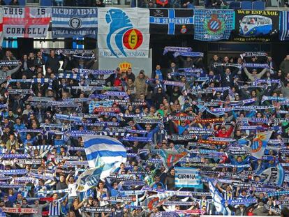 La afición del Espanyol durante un partido en Cornellà. 