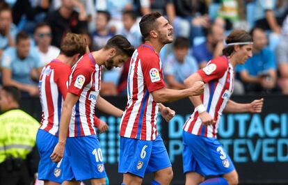 Koke celebra el gol con sus compañeros del Atlético.