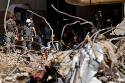 Personal de emergencias trabaja entre los escombros del edificio atacado por Israel el viernes en Beirut, este domingo. 