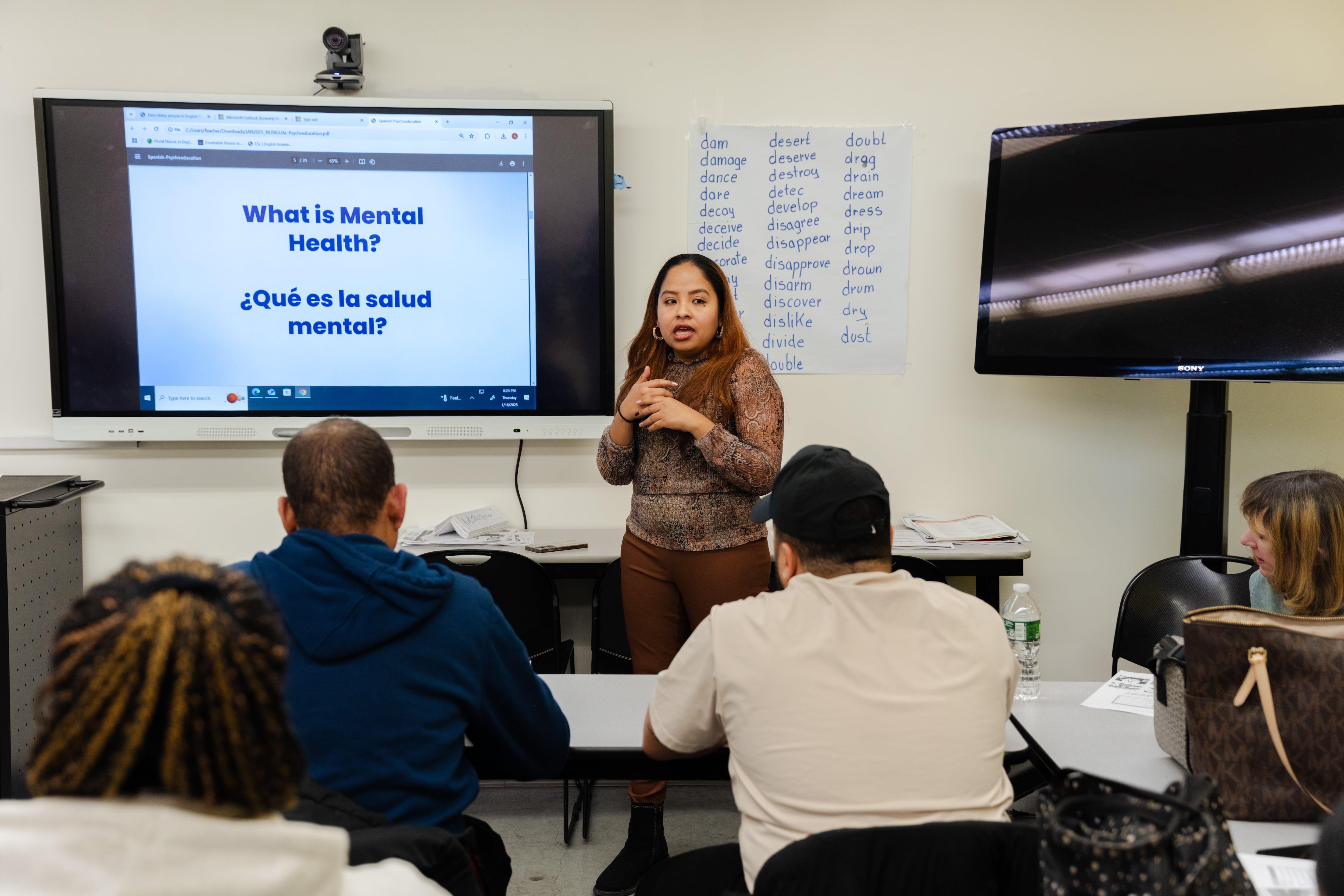 Rauly Charo imparte una clase sobre salud mental a un grupo de inmigrantes en el centro de la organización, en el norte de Manhattan.