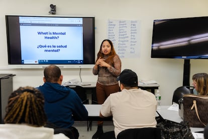 Rauly Charo imparte una clase sobre salud mental a un grupo de inmigrantes en el centro de la organización, en el norte de Manhattan.