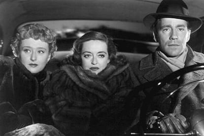 Bette Davis (en el centro), Celeste Holm y Hugh Marlowe, en una escena de 'Eva al desnudo'.