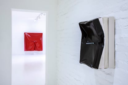 Obra 'Bulto S' de Ángela de la Cruz.