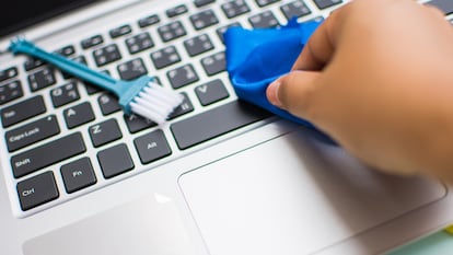 En el teclado del ordenador se acumulan, con el tiempo, numerosos gérmenes. GETTY IMAGES.