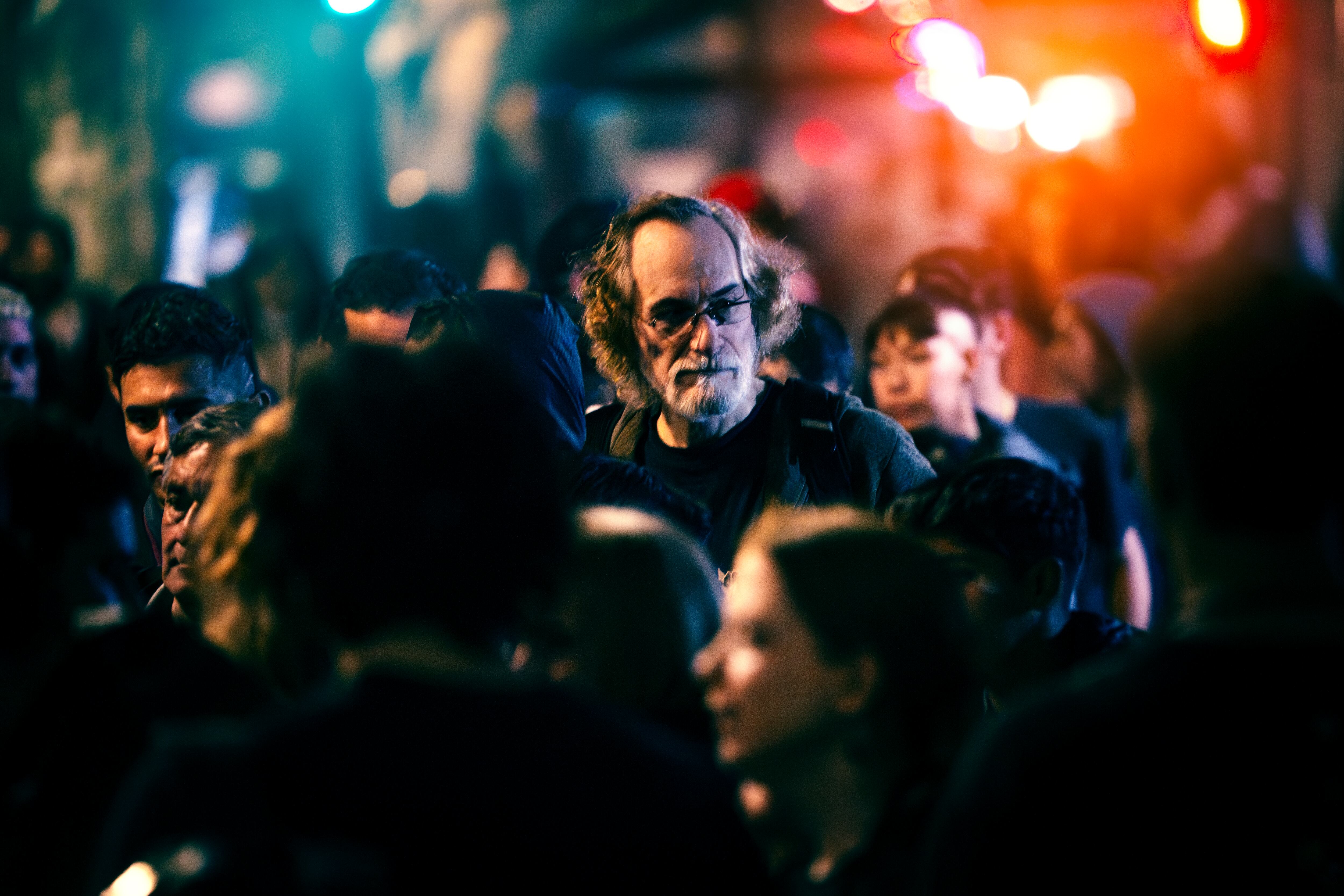 Decenas de personas acuden por la comida de la organización civil.