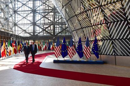 El presidente del Consejo Europeo Donald Tusk (i) conversa con Donald Trump después de su bienvenida en la sede de la Unión Europea.