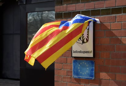 La estelada pegada en una placa en la cárcel de Neumünster, donde estuvo preso Puigdemont.