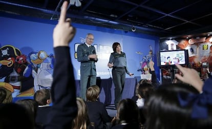 Civil Guard officers during the workshop at the Nuestra Señora del Carmen school in Madrid.