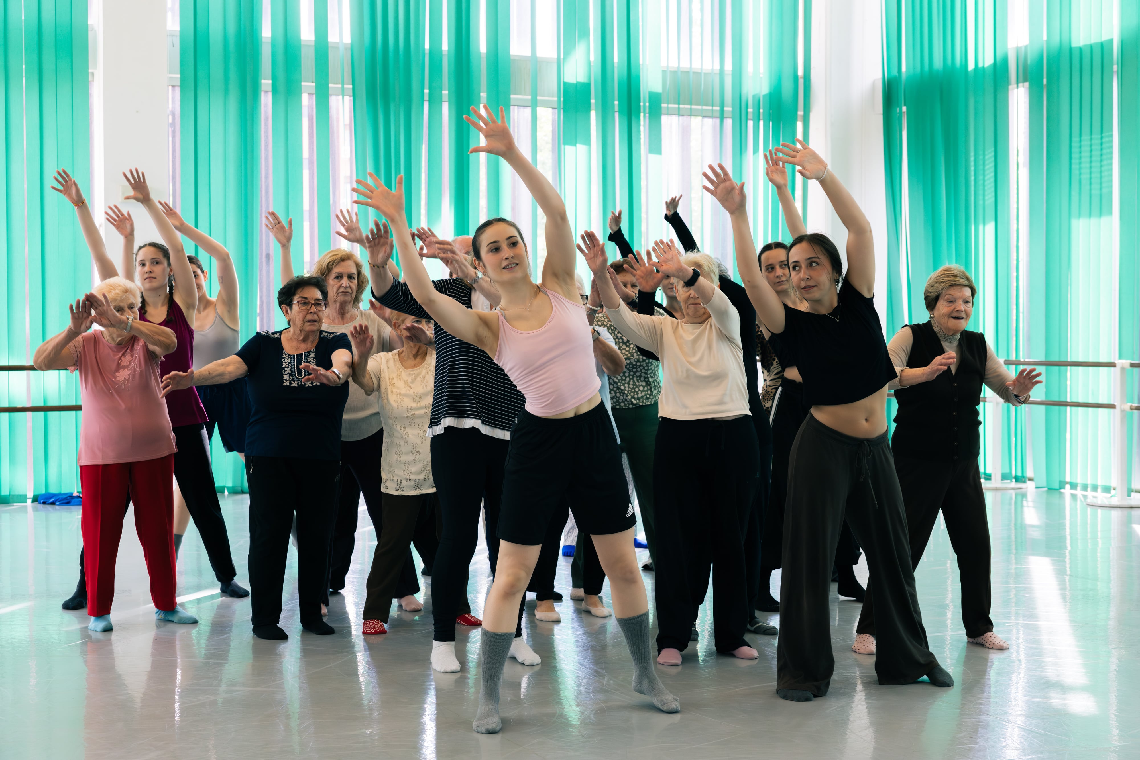 El poder transformador de la danza en la tercera edad: cómo una escuela se ha convertido en refugio contra la soledad o la brecha digital