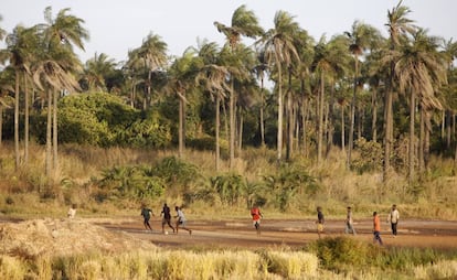 Unos niños juegan al fútbol en Casamance (Senegal).
