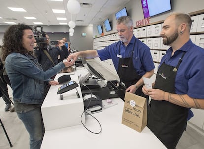 Una mujer realiza una compra en la tienda de cannabis 'Nova Scotia Liquor Corporation' en Halifax, Nueva Escocia.