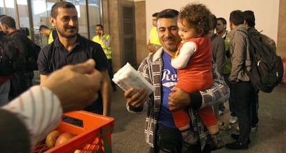 Refugiados reciben ayuda al llegar a Múnich.