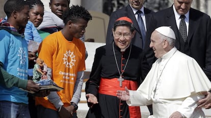 El papa Francisco recibe a un grupo de jóvenes migrantes, durante una audiencia en el Vaticano, en septiembre de 2019.