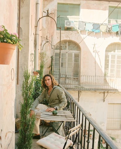 Jorge Parra posa, en la terraza del patio de vecinos del palacio dieciochesco donde está su apartamento.