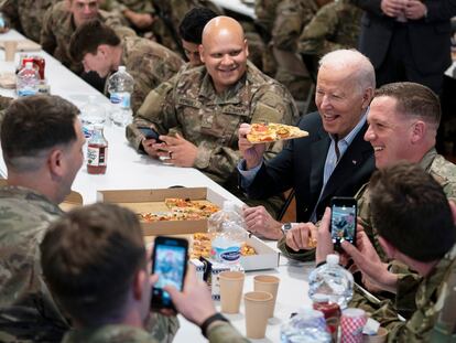 Joe Biden visita la 82 División Militar Aerotransportada de las Fuerzas Armadas de EE UU, este viernes en Jasionka, Polonia.