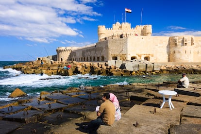 Una pareja frente al fuerte Qaitbey, en Alejandría, Egipto.