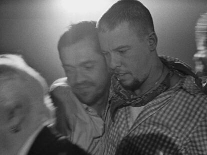 El diseñador Alexander McQueen y el joyero Shaun Leane.