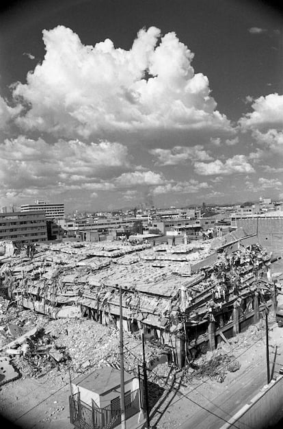 Vista general del edificio donde se encontraban talleres ilegales de costura en San Antonio Abad. Terremoto de 1985. Ciudad de México.