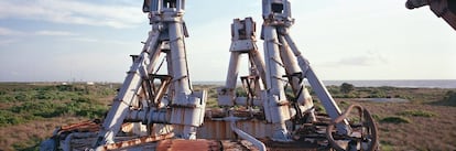 "Tan pronto vi a ese coloso oxidado supe que tenía que fotografiarlo", exclama Roland Miller sobre el complejo de lanzamiento 19 desde donde se gestionaron 10 misiones Gemini. Era 1988 y fue el principio de su propia carrera espacial. Miller trabajaba entonces como profesor de fotografía en un colegio de Florida, a escasos 10 kilómetros de la estación de fuerza aérea de Cabo Cañaveral. Tardó dos años en conseguir el acceso a las instalaciones. "Cuando mostré las fotografías que estaba haciendo a la NASA me dieron permiso para continuar el trabajo", recuerda. Desde entonces ha dedicado toda su vida a recorrer estos lugares.