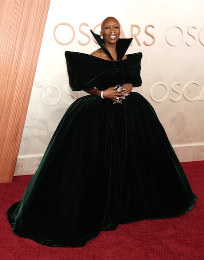 Cynthia Erivo, nominada a mejor actriz principal por 'Wicked', con un impresionante vestido de terciopelo verde, creado por Louis Vuitton, e inspirado en su personaje de la película.