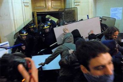 Las fuerzas antidisturbios irrumpen en el edificio de la Sorbona en la noche del sábado.