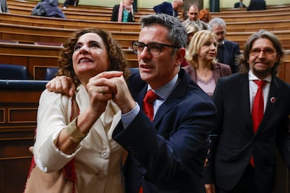 Los ministros en funciones Félix Bolaños y María Jesús Montero se felicitan después de que el presidente del Gobierno en funciones, Pedro Sánchez, haya sido reelegido en la segunda jornada del debate de investidura.