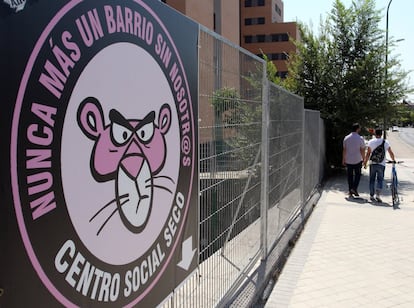 Entrada al Centro Social Seco, que desde 1990 trabaja en el barrio. En 2013, la entonces alcaldesa Ana Botella cedió un edificio para que desarrollaran su actividad.