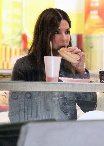 En un descanso del rodaje de 'Ocean's Eight', Sandra Bullock decidió escaparse al local de 'fast food' Papaya Dog de Manhattan para comerse un perrito caliente.