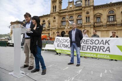 El alcalde de San Sebastián durante la lectura del comunicado