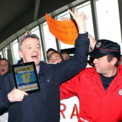 El presidente de Ryanair, increpado hoy por trabajadores de Spanair en el aeropuerto de Bilbao tras anunciar las operaciones que planea la compañía.