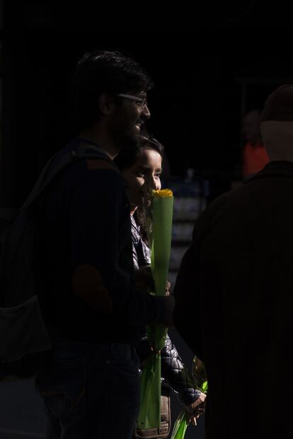 Una noia amb una rosa aquest mat a la Rambla de Catalunya.