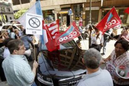 Trabajadores de Novacaixagalicia (NCG) durante una protesta ante la sede de la entidad crediticia en Vigo. EFE/Archivo