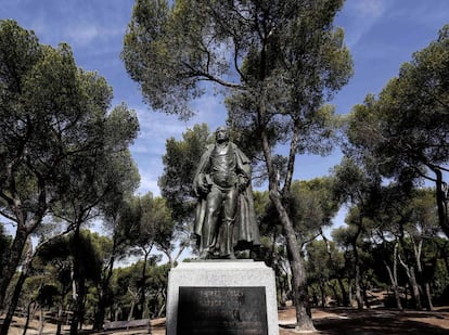 Una de las estatuas de la Dehesa de la Villa.