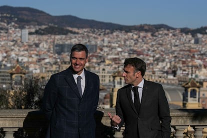 Sánchez y Macron charlan al inicio de la cumbre hispano-francesa.