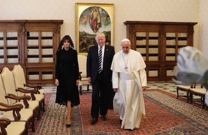 El papa Francisco junto a Donald Tump y su esposa, Melania, durante la audiencia privada en el Vaticano.