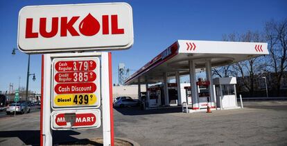 Foto de una gasolinera de Lukoil en Nueva Jersey, Estados Unidos.