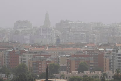 La contaminación cubre el casco urbano de Murcia, en una imagen de septiembre de 2023.