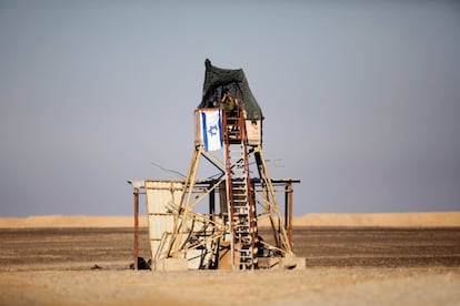 Un soldado israelí se encuentra en una torre de vigilancia temporal en el lado israelí de la frontera entre Israel y Egipto.