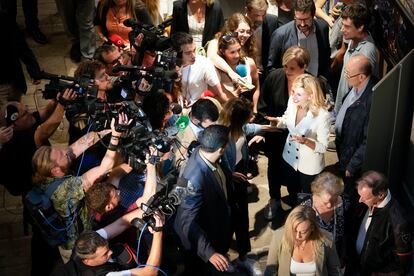 La líder de Sumar, Yolanda Díaz (de blanco, a la derecha de la imagen), participaba junto a la exalcaldesa de Barcelona Ada Colau (a su derecha) en el acto de presentación del dictamen jurídico sobre la amnistía, este martes.