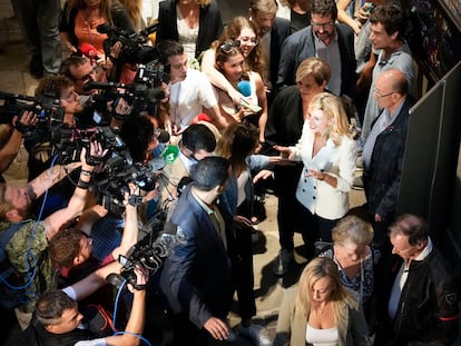 La líder de Sumar, Yolanda Díaz (de blanco, a la derecha de la imagen), participaba junto a la exalcaldesa de Barcelona Ada Colau (a su derecha) en el acto de presentación del dictamen jurídico sobre la amnistía, este martes.