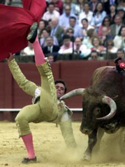 Dávila sufrió una voltereta en su primer toro.