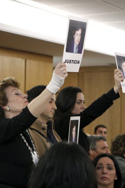 Familiares de José María Latiegui, en la Audiencia Nacional.